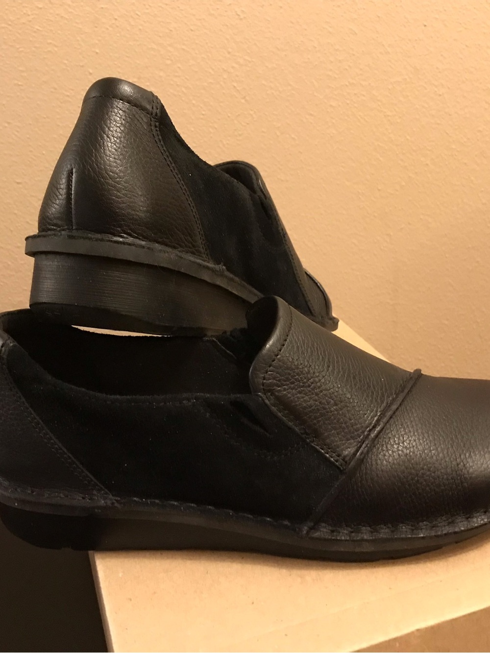 Clarks Women's Black Slip-On Leather and suede Loafers - Casual Comfort - Picture 2 of 8